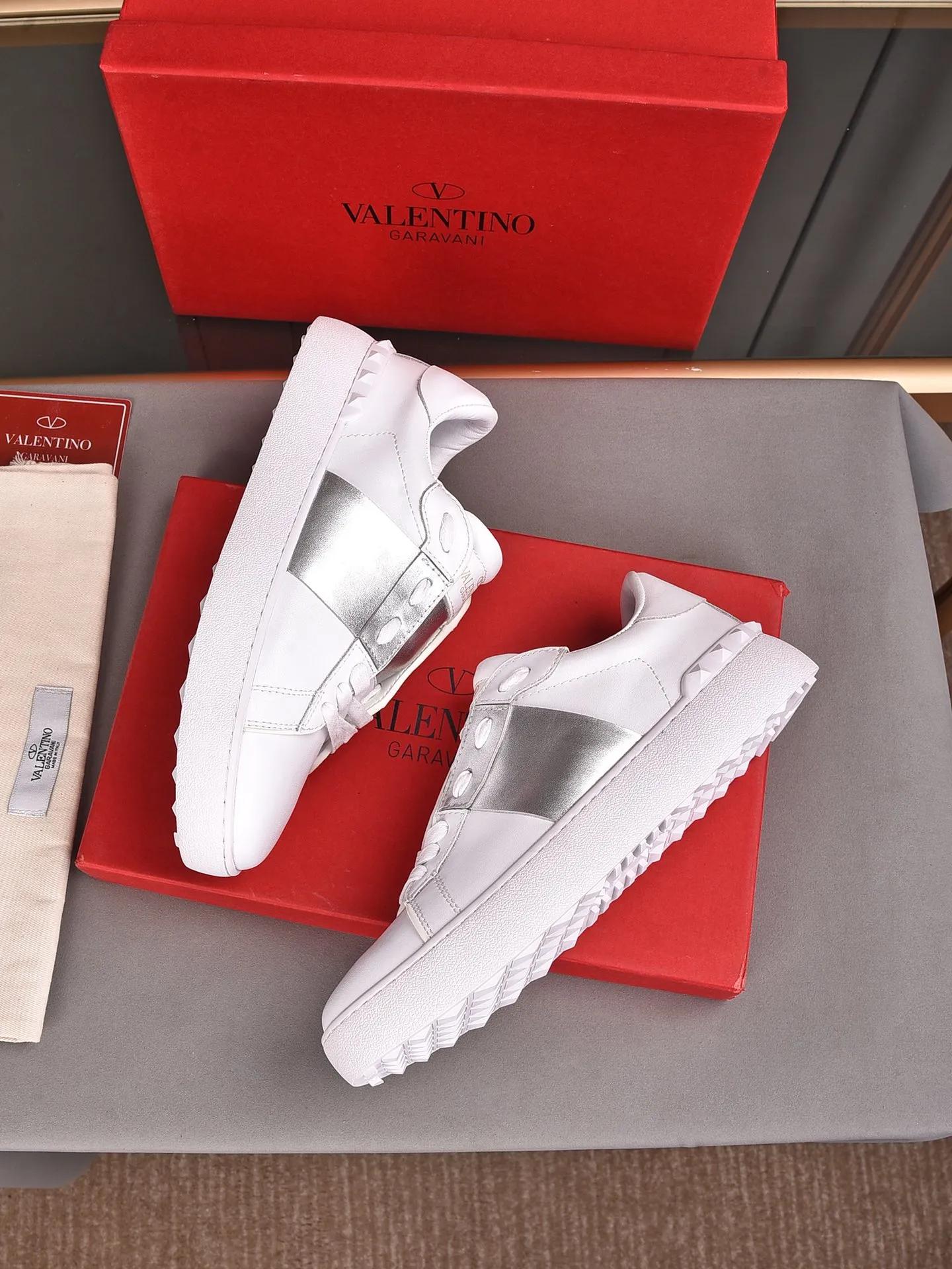 Men's shoes 440💰 (men and women couples) Valentino classic color matching series casual shoes. Made with heavy craftsmanship, good products pay attention to every detail. A must-have trendy item that can be worn all year round, it has been worn by many celebrities and Internet celebrities~~Imported cowhide surface, unique design concept, sheepskin lining, counter quality. Women’s clothing 35-40. Men’s clothing 39-44, 45-46 (returns and exchanges are not supported for custom-made items)